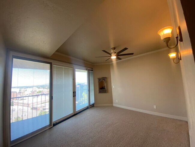 Building Photo - Class and Style! 3 Bed, 2 Bath South Hill ...