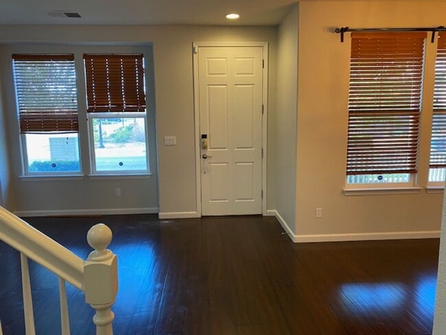 Building Photo - Cute Roseville home walking distance to Ki...
