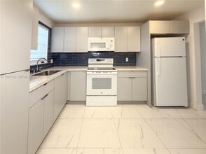 Building Photo - 605 S State Rd 7