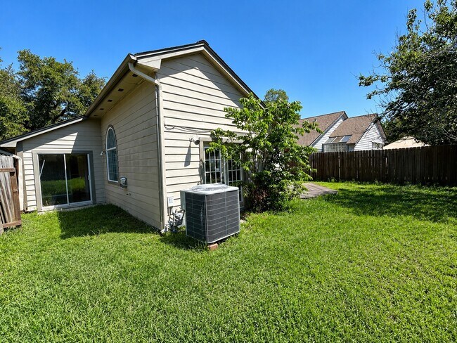 Building Photo - 7142 River Garden Dr