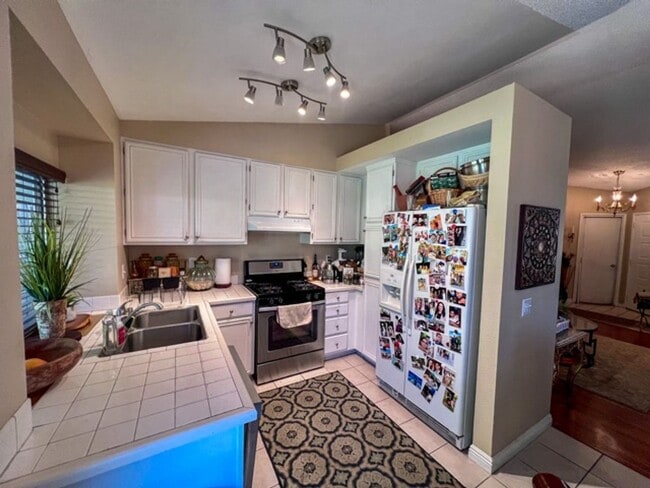 Building Photo - 2 bedroom Temecula home with a big backyar...