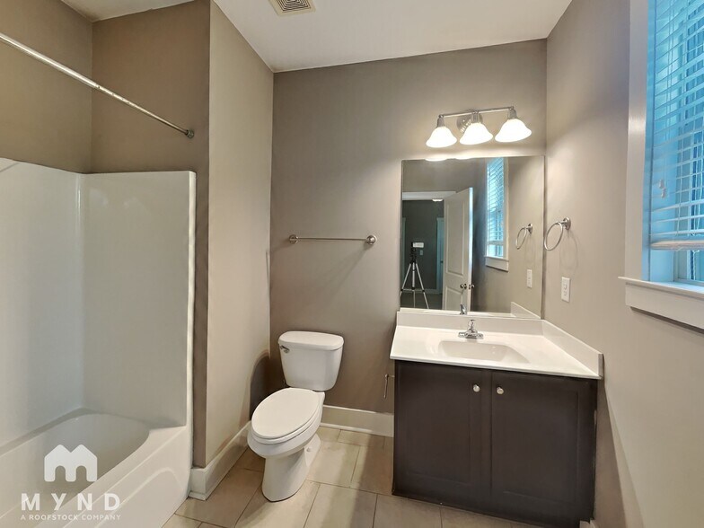 Building Photo - 169 Herring St