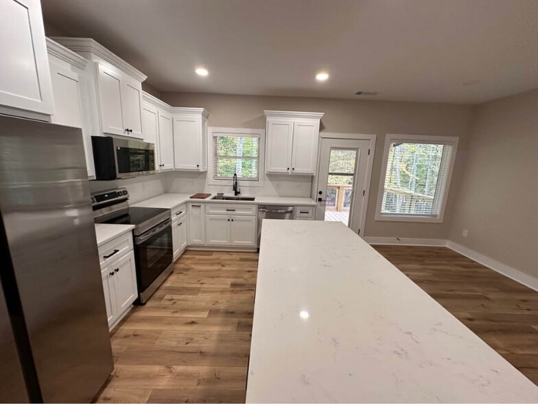 Building Photo - 7280 Franklin Way