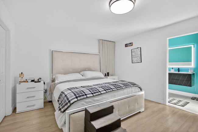 Building Photo - 481 SW Aster Rd