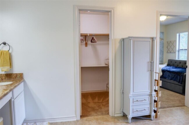 Building Photo - 6207 Ash Oak Dr