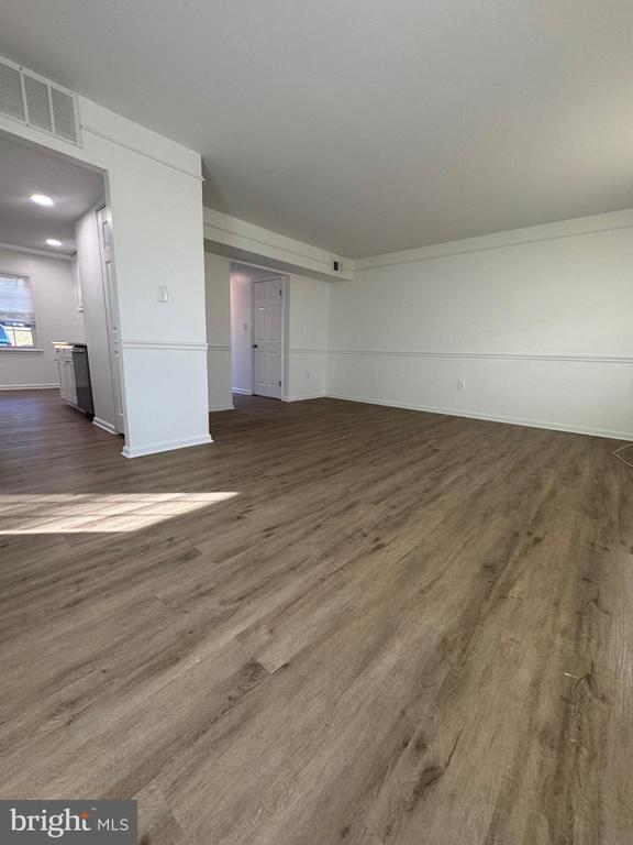 Building Photo - 2070 Mayflower Dr