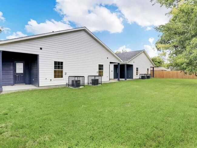 Building Photo - 4425 Clover St