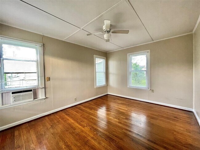 Building Photo - 502 W 8th St