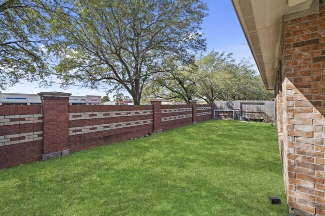 Building Photo - 17215 Fernchase Ct