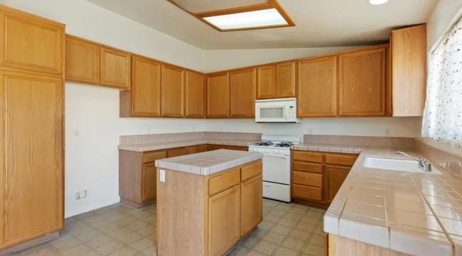 Building Photo - 3 BEDROOM APPLE VALLEY HOME