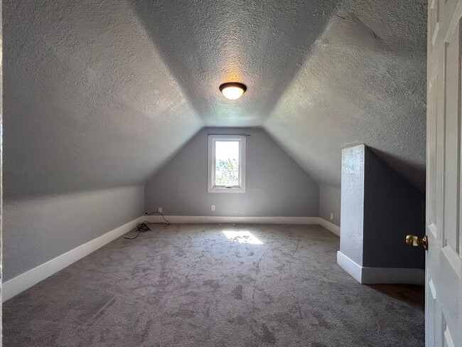 Building Photo - 3 Bed 2 Bath Single Family Home