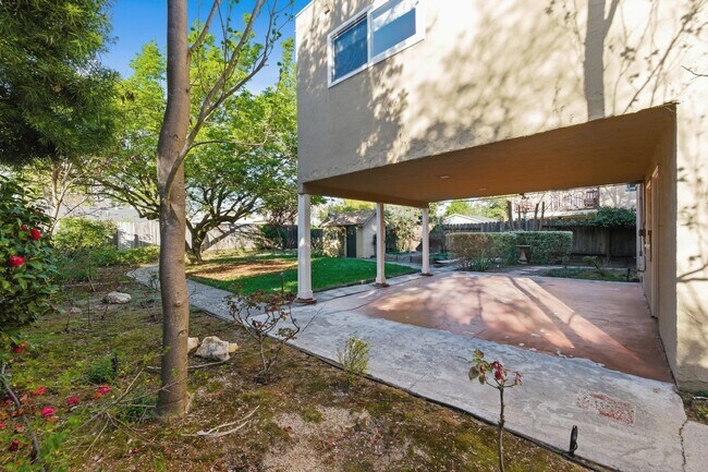 Building Photo - Spacious 2 Bed, 2 Bath Home