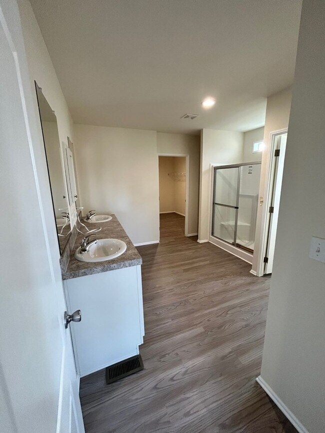 Building Photo - Large Spacious 5 Bedroom House with Fenced Yard