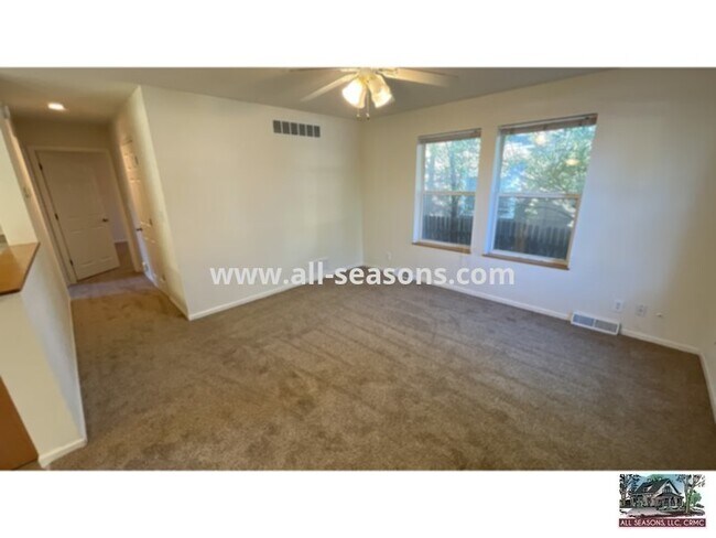 Building Photo - Spectacular spacious front unit in a West-side duplex!