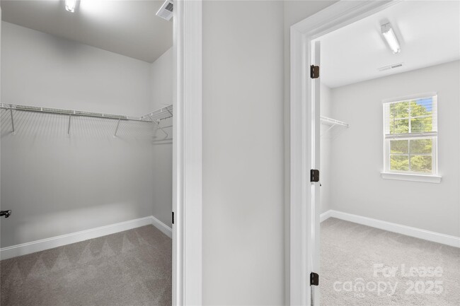 Building Photo - 2136 Laurens Dr