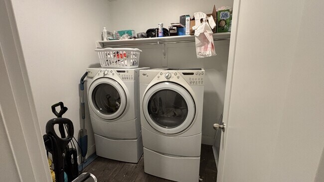 Building Photo - 7261 N Silver Spring Way