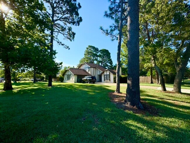 Building Photo - 129 Raintree Blvd