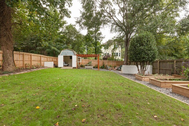 Building Photo - Beautiful 2bd/2ba Bungelow in Kirkwood wit...