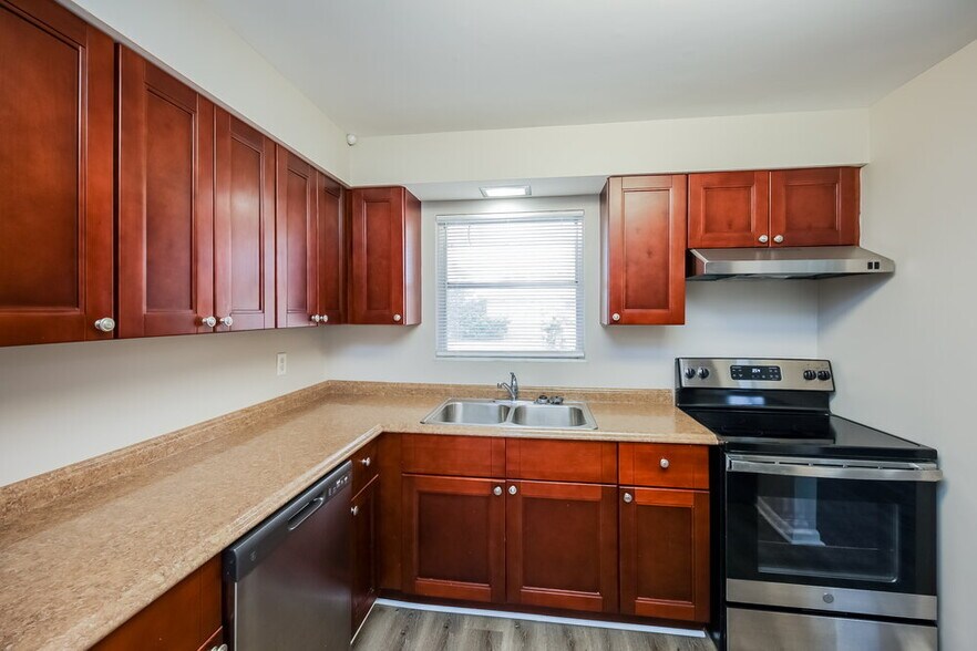 Building Photo - 502 Leeland Heights Blvd E