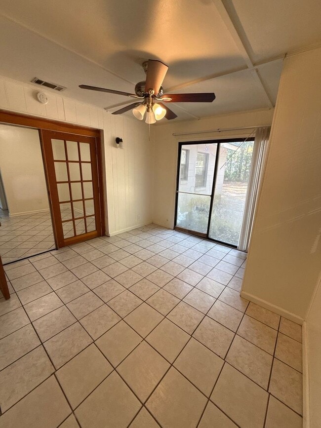 Building Photo - 4 bed/ 2.5 bath home, large yard! Availabl...