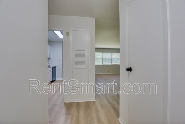Building Photo - 4315 Parkwood Dr
