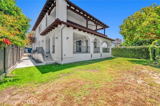 Building Photo - 221 Vía Alameda