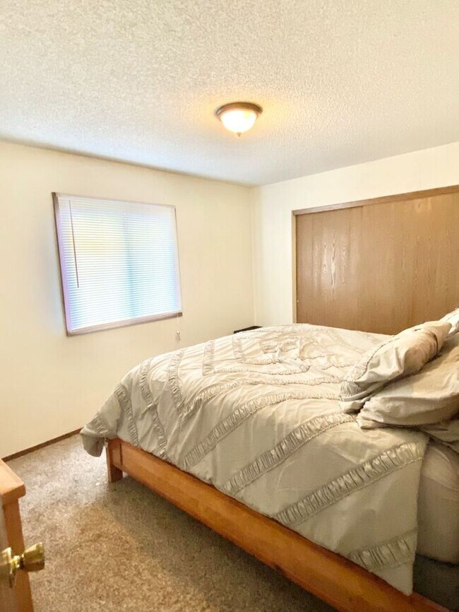 Building Photo - Large 4 Bedroom/2 Bath Bi-Level Home with ...