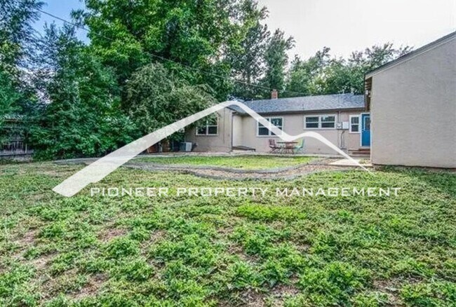 Building Photo - Adorable neighborhood, Updated Main-Level Living in Ivywild, 3BR/2BA, 1 Car Garage and Enclosed Yard