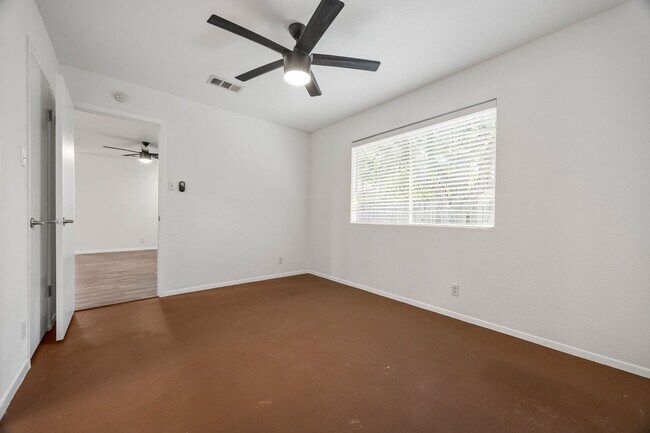 Building Photo - ** 2 Weeks Free!** Spacious 3-Bedroom Town...