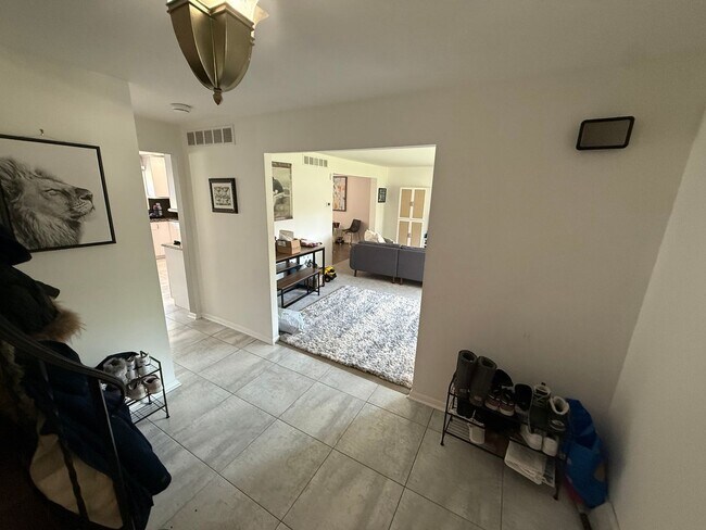 Building Photo - Large House in Cherry Hill East for Rent