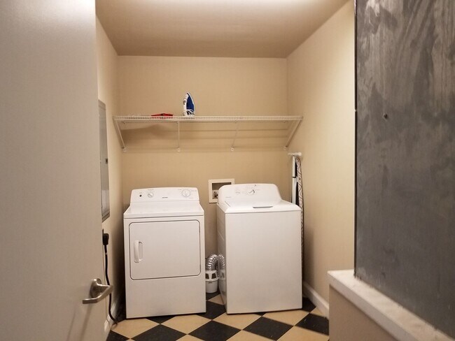 Building Photo - 2 bedroom 2 bath furnished - first floor unit