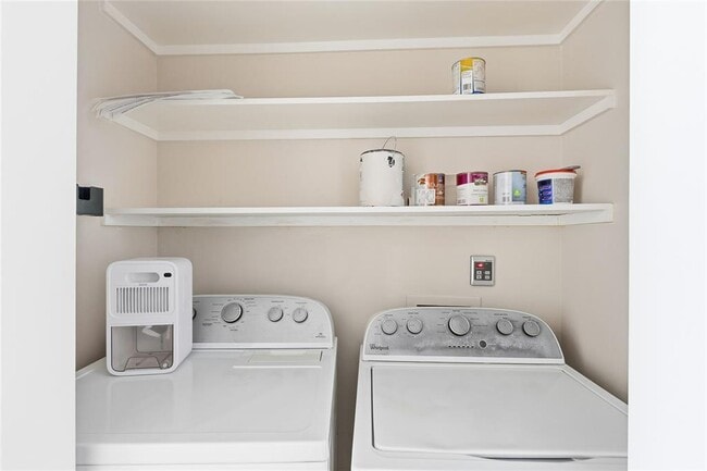 Building Photo - 404 Seminole Dr