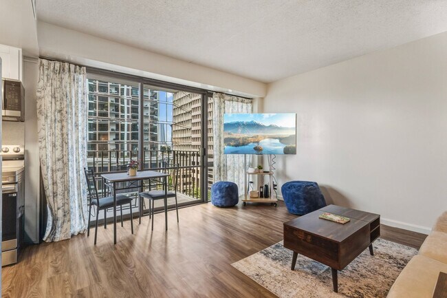 Building Photo - Downtown Honolulu Condo - AC . W/D . Full Kitchen