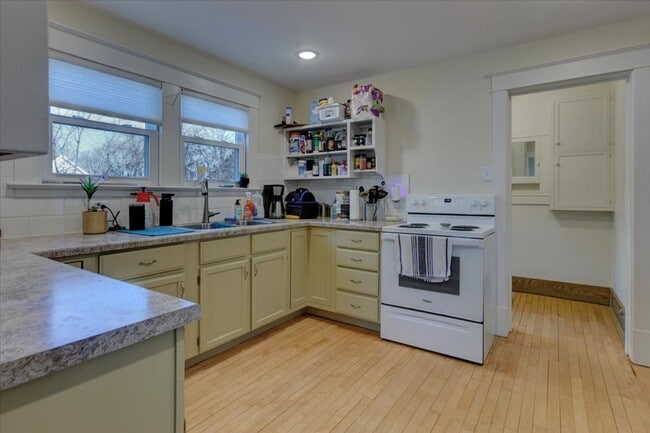 Building Photo - Single Family Home - 4+ Bedroom | 2 Bath