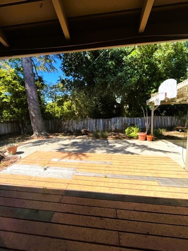 Building Photo - 634 Stanford Dr