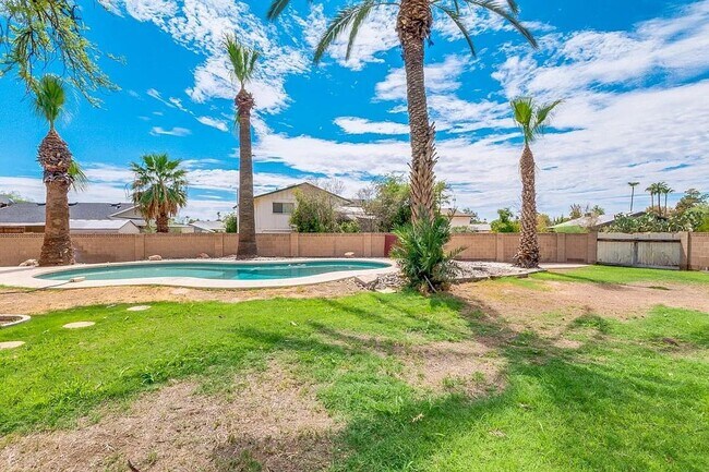 Building Photo - 6 Bedroom ASU house with pool and large yard