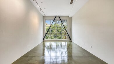 Building Photo - Authentic Loft Living in an Emeryville Landmark