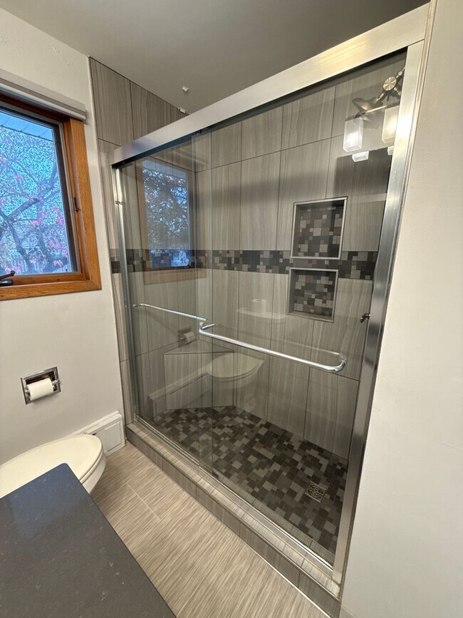 Building Photo - 1021 5th Ave SW