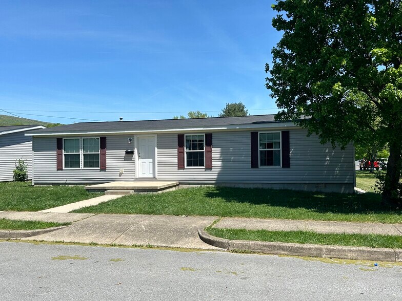 Primary Photo - 231 E Walnut St