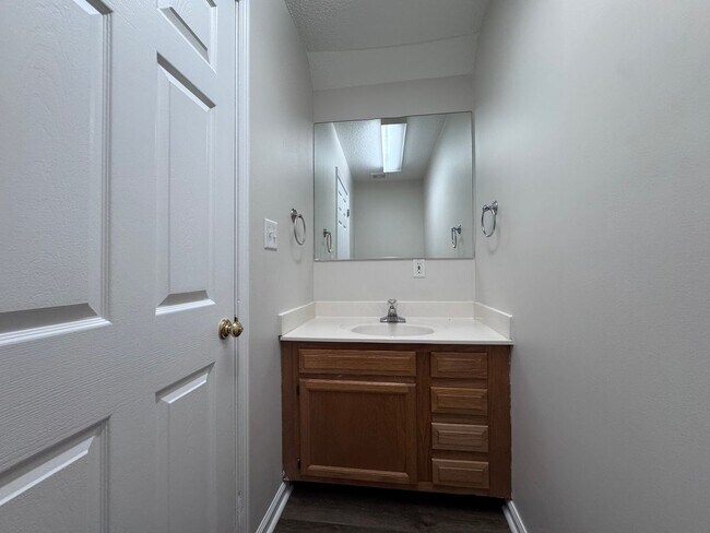 Building Photo - 2 Bed 1.5 Bath Apartment in Benton