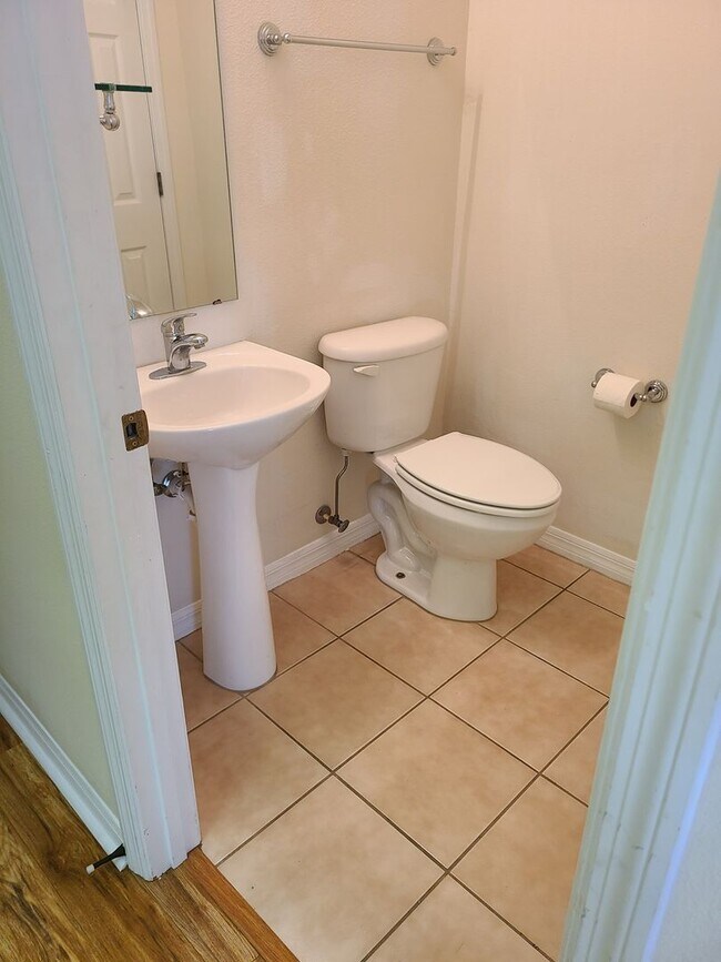 Building Photo - Spacious 3br 2.5ba Townhome in North Saint Petersburg