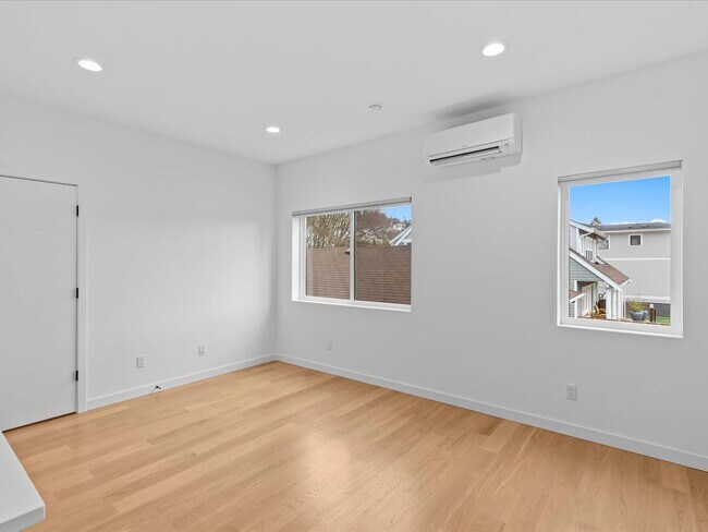 Building Photo - 2bd/1.75ba Seattle Home