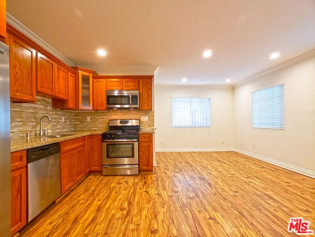 Building Photo - 1144 S Mariposa Ave