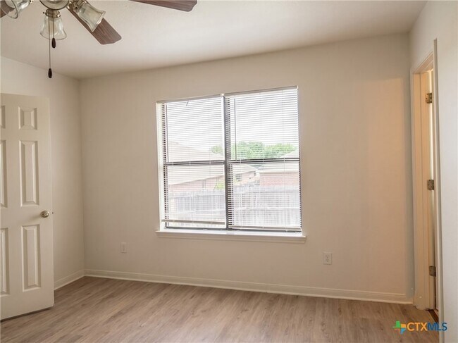 Building Photo - 305 Cedar Ridge Dr