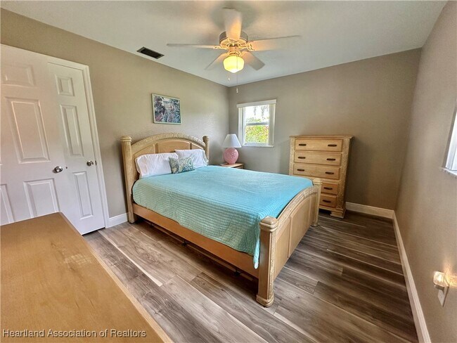 Building Photo - 3350 Lakeview Dr