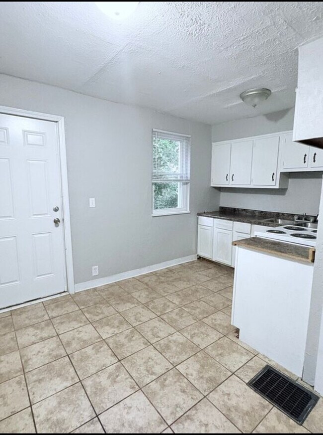 Building Photo - 2227 Homestead Dr