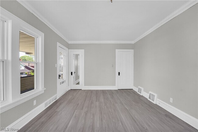 Building Photo - 10106 Greenview Ave