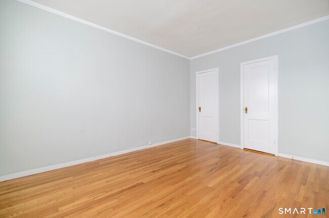 Building Photo - 136 Woodside Green