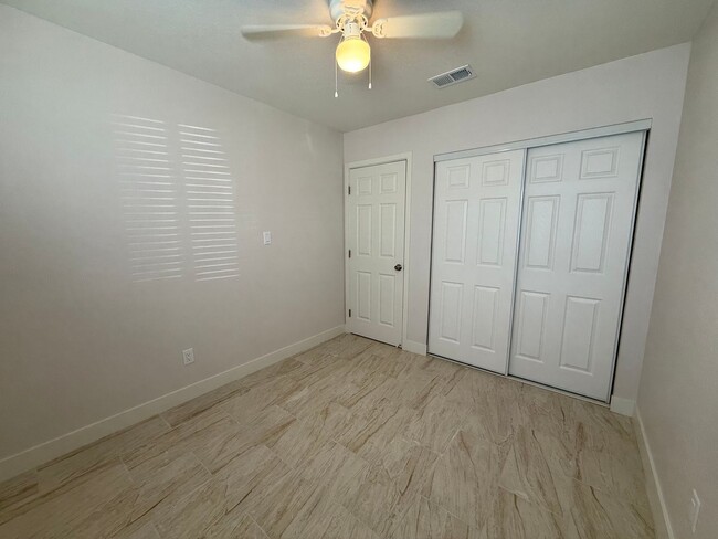 Building Photo - BEAUTIFULLY RENOVATED TOWNHOME! 3BD/2B SIN...