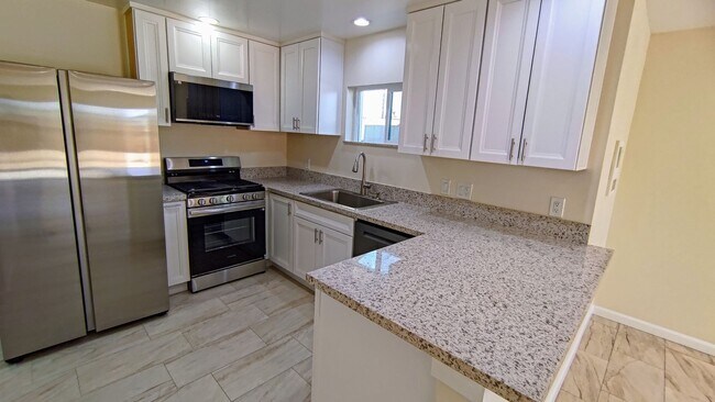 Building Photo - Newly Remodeled 3 Bedroom 2 Bath with Swee...